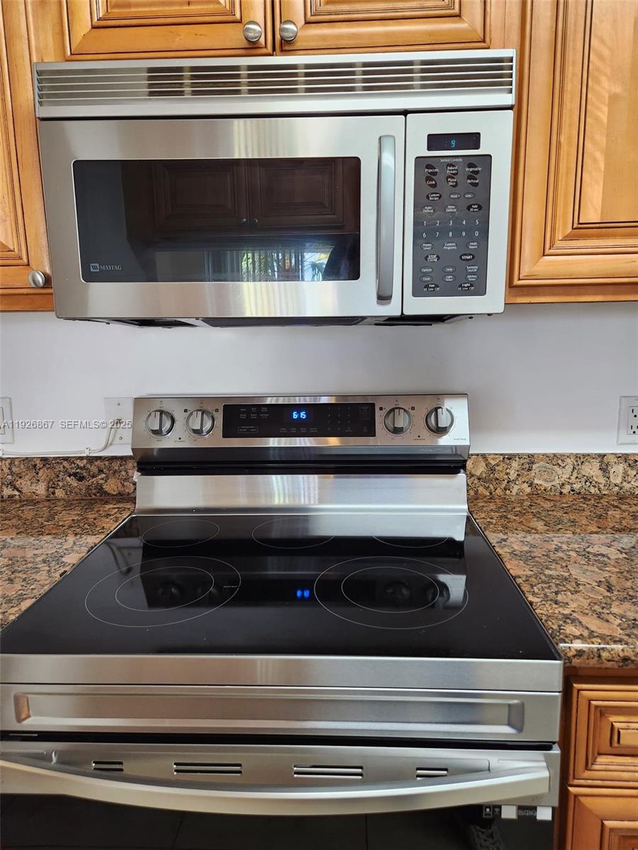 12124 St Andrews Place, Unit 206 Miramar, FL 33025 - Photo 4 of 20 a close view of stove top oven