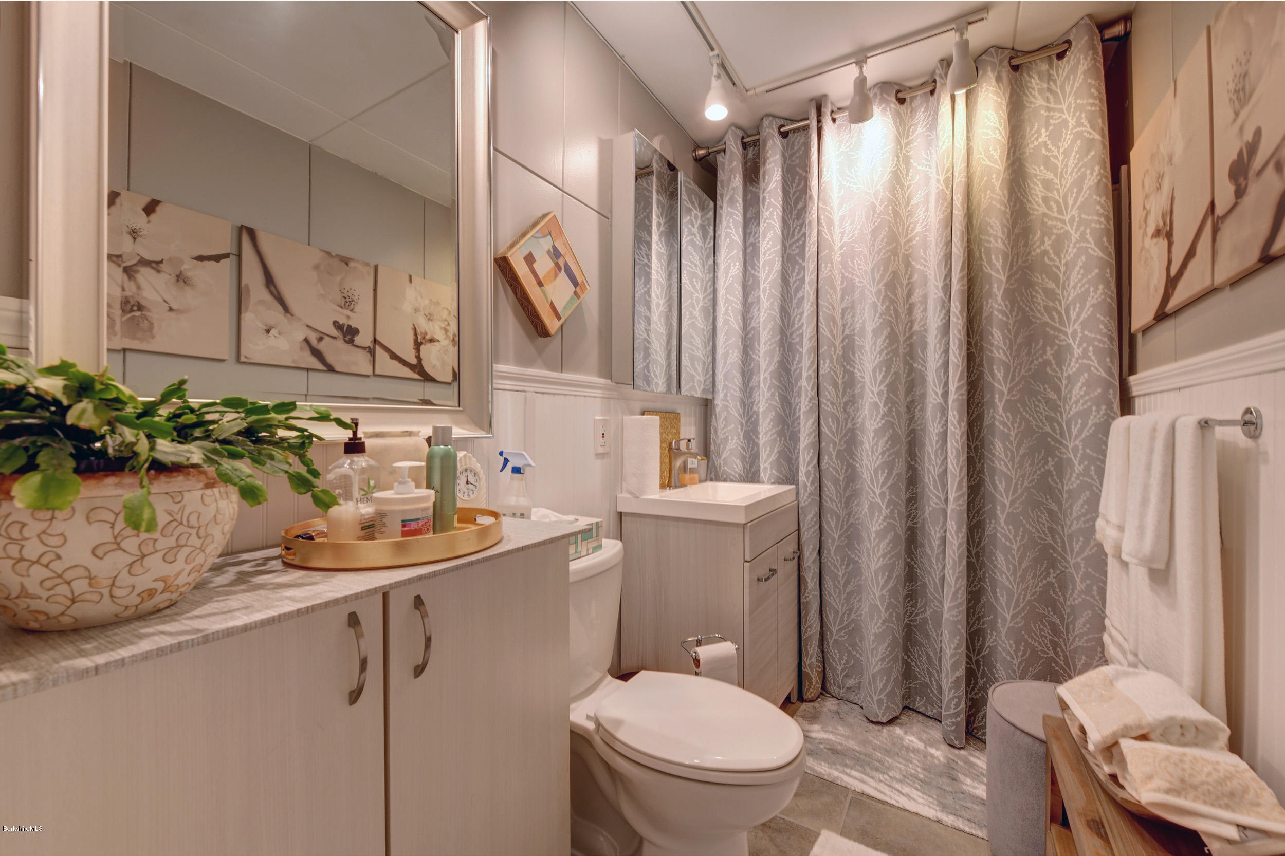 40 New Lenox Road Lenox, MA 01240 - Photo 17 of 26 40 New Lenox Road 18-Bathroom
