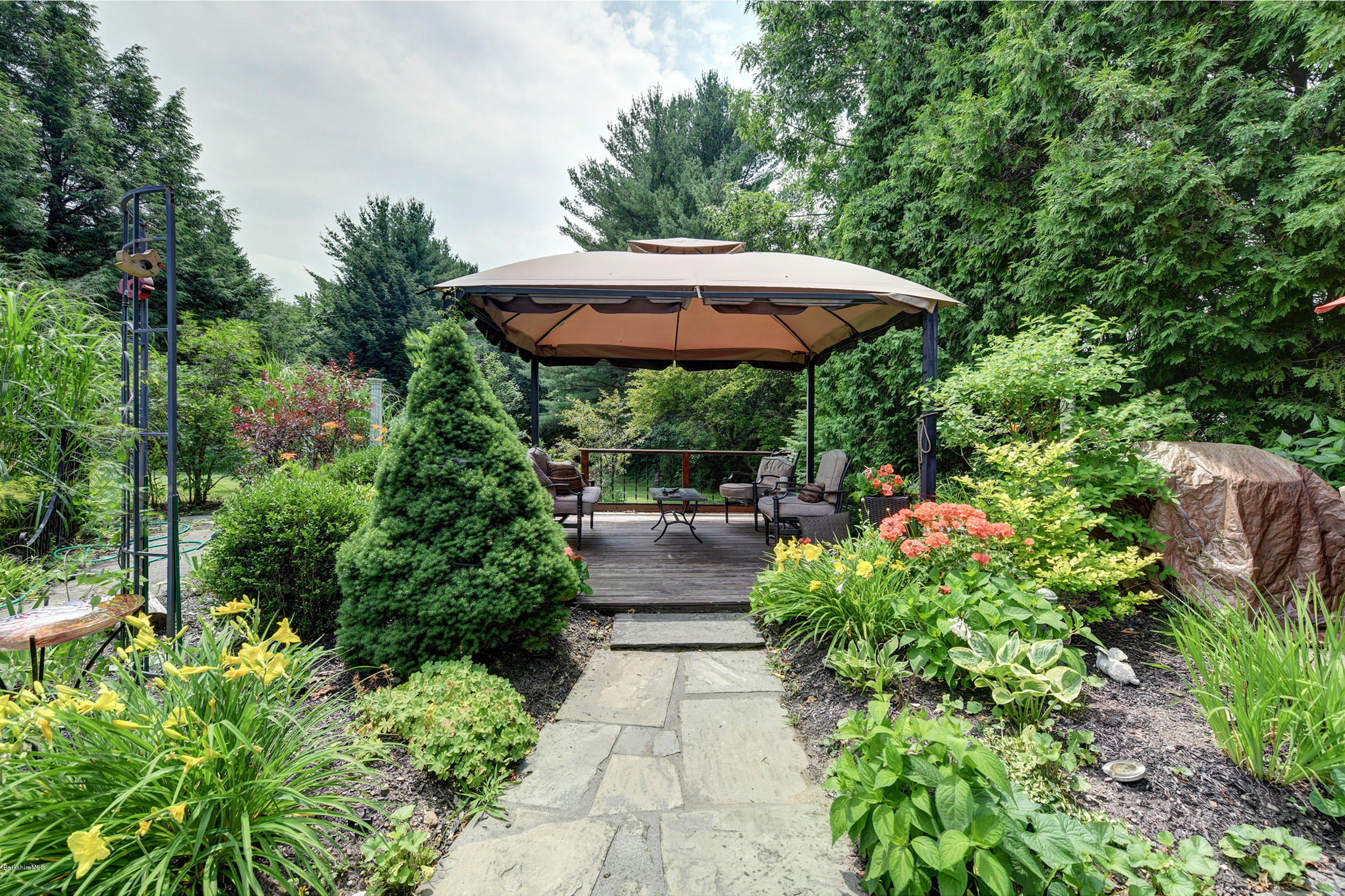 40 New Lenox Road Lenox, MA 01240 - Photo 22 of 26 40 New Lenox Road 23-Covered Patio