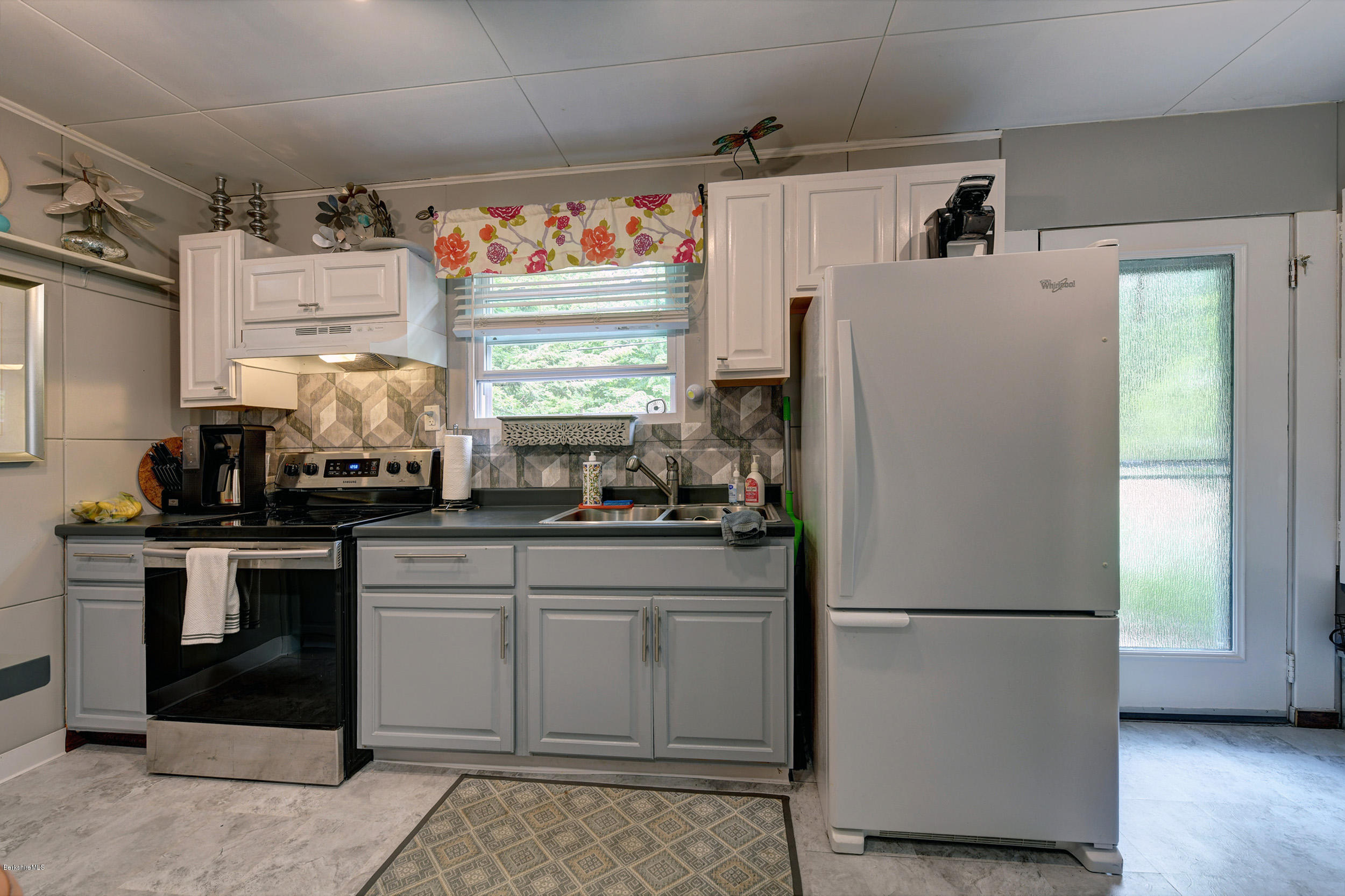 40 New Lenox Road Lenox, MA 01240 - Photo 5 of 26 40 New Lenox Road 5-Kitchen