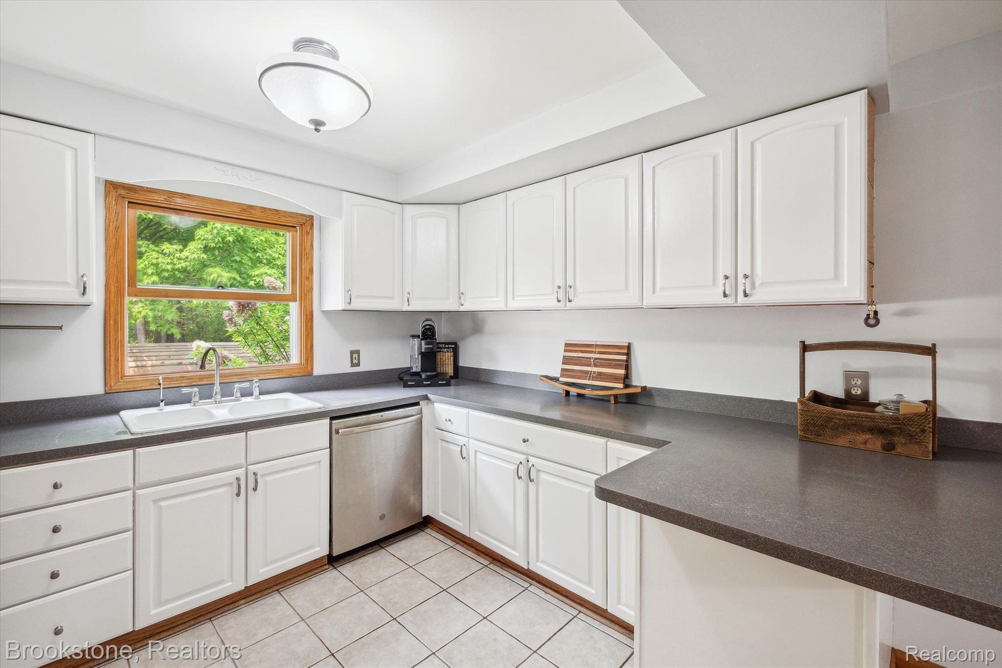 2869 Judah Road Lake Orion, MI 48359 - Photo 14 of 52 LARGE U-SHAPED WHITE KITCHEN WITH PENINSULA