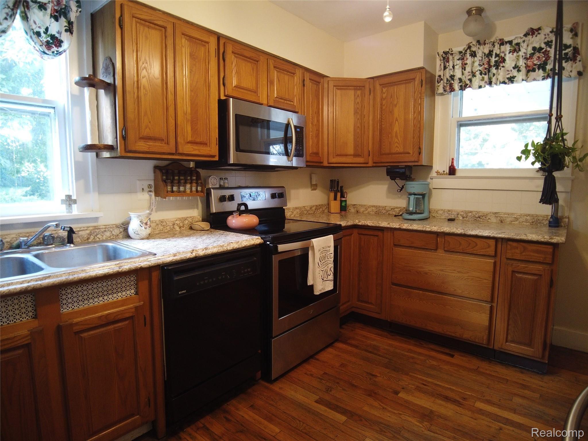 2466 West Auburn Road Rochester, MI 48309 - Photo 10 of 34 1st floor Kitchen