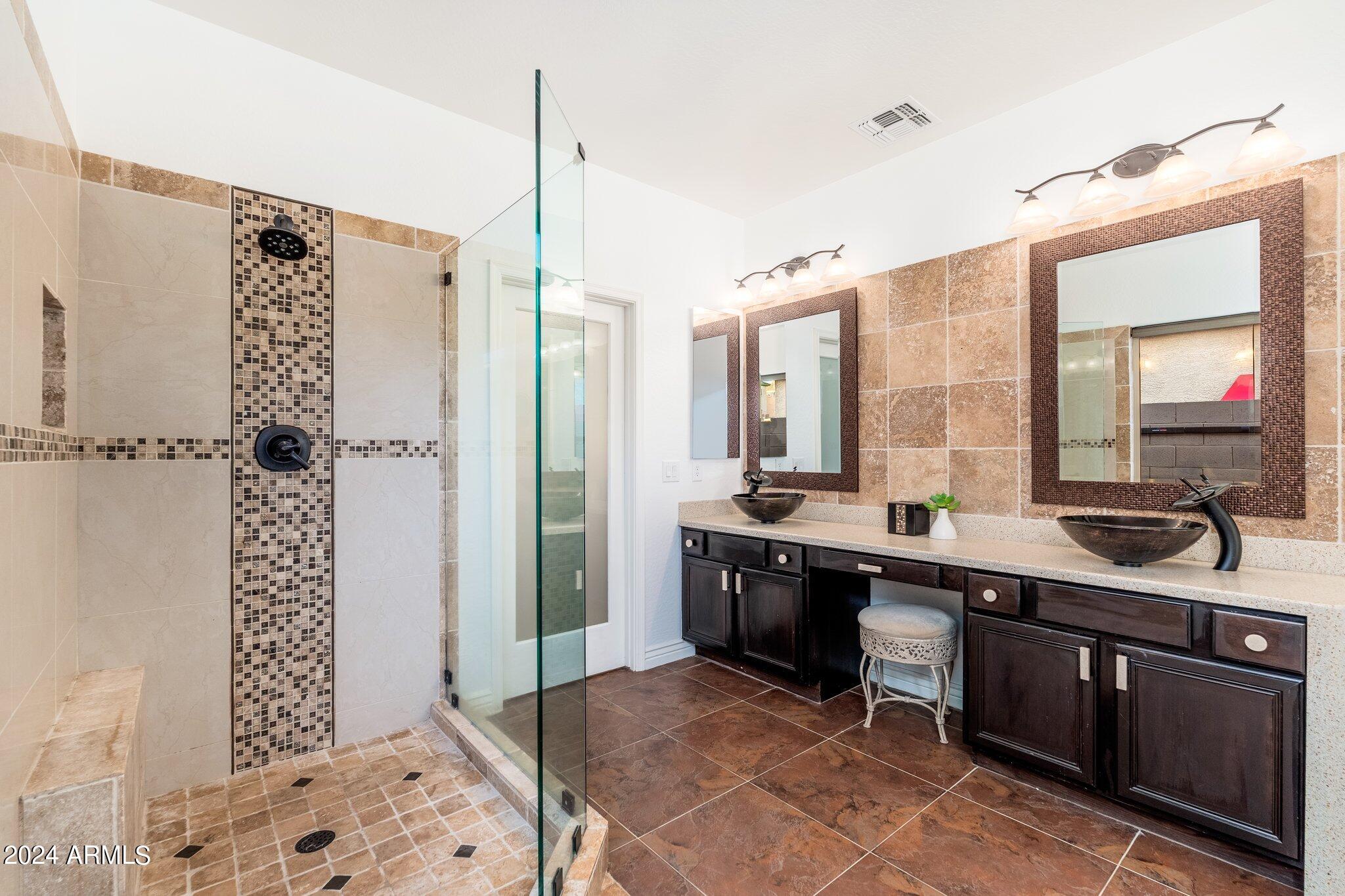 2433 West Hayduk Road Phoenix, AZ 85041 - Photo 17 of 56 Ensuite owner's bath