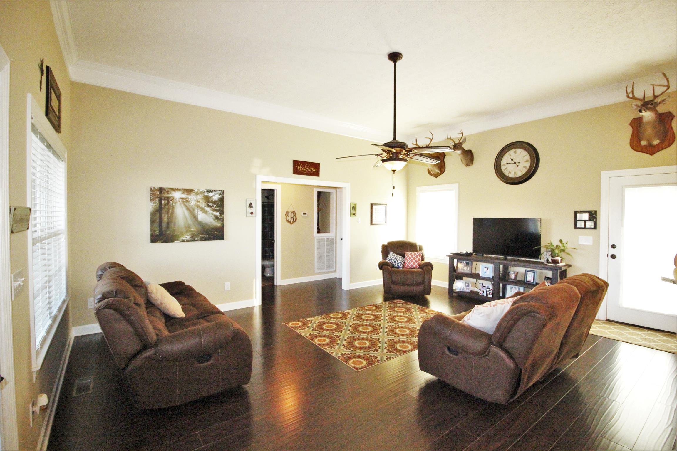 304 Williams Road Manchester, TN 37355 - Photo 5 of 20 a living room with furniture and a flat screen tv