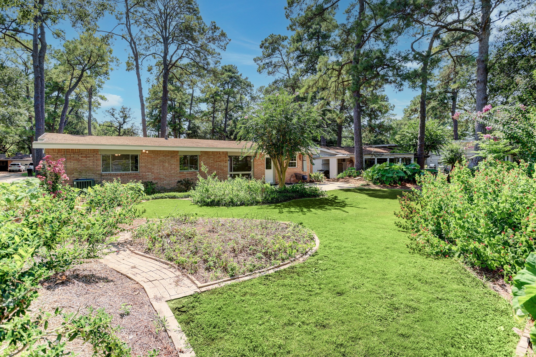 10226 Ivyridge Road Houston, TX 77043 - Photo 24 of 37 a view of a house with backyard and sitting area