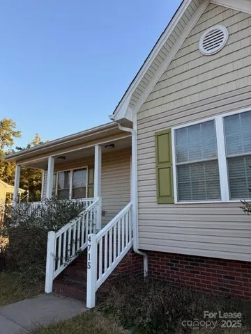 a view of a house with backyard and deck