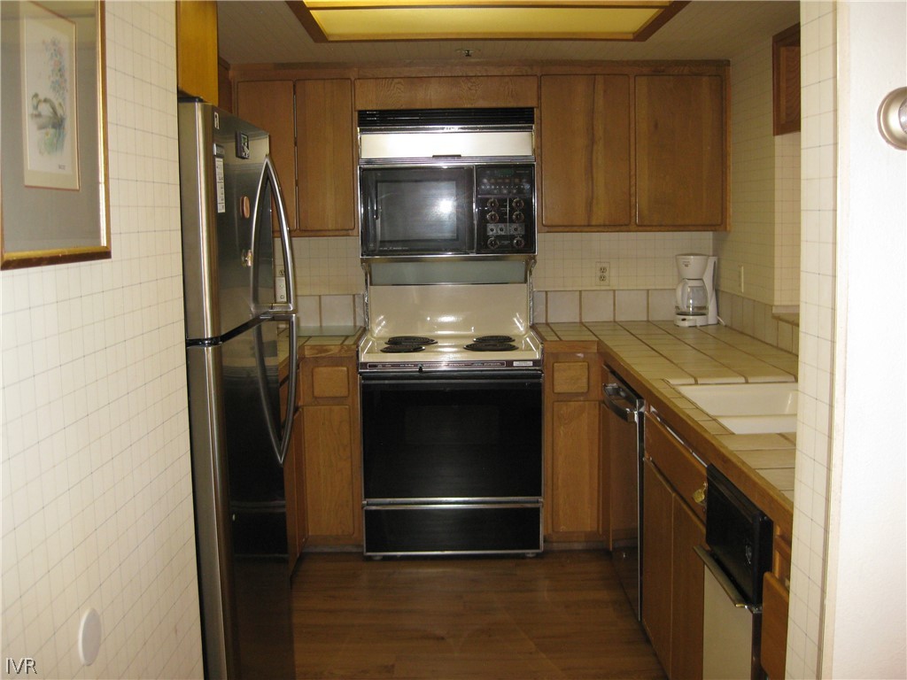 335 Ski Way, Unit 314 Incline Village, NV 89451 - Photo 8 of 15 a kitchen with a stove and a microwave