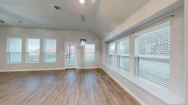 $2,400 | 5911 Akin Glen, San Antonio, TX 78261