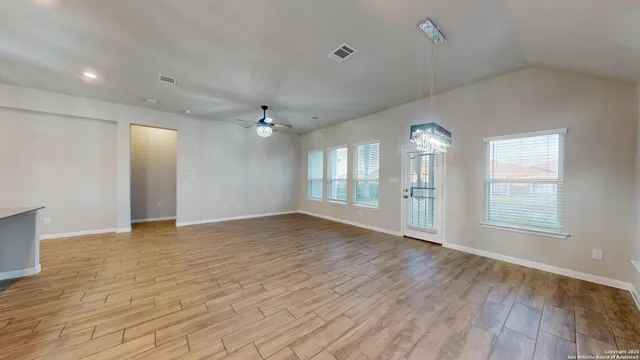 $2,400 | 5911 Akin Glen, San Antonio, TX 78261