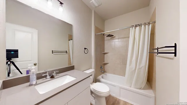 $2,400 | 5911 Akin Glen, San Antonio, TX 78261