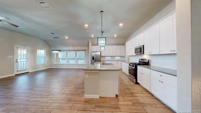 $2,400 | 5911 Akin Glen, San Antonio, TX 78261