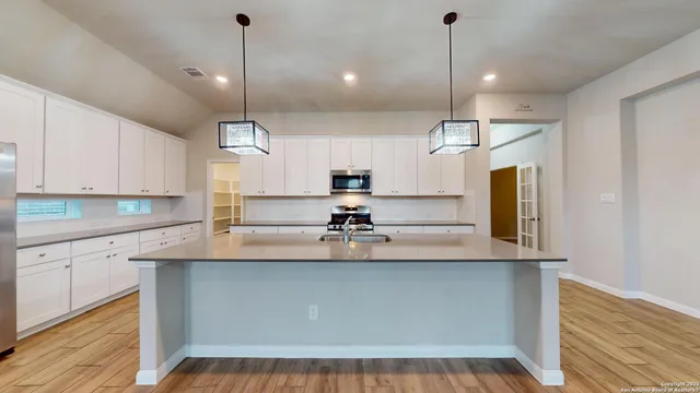 $2,400 | 5911 Akin Glen, San Antonio, TX 78261