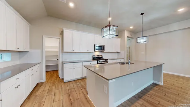 $2,400 | 5911 Akin Glen, San Antonio, TX 78261