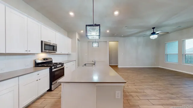 $2,400 | 5911 Akin Glen, San Antonio, TX 78261