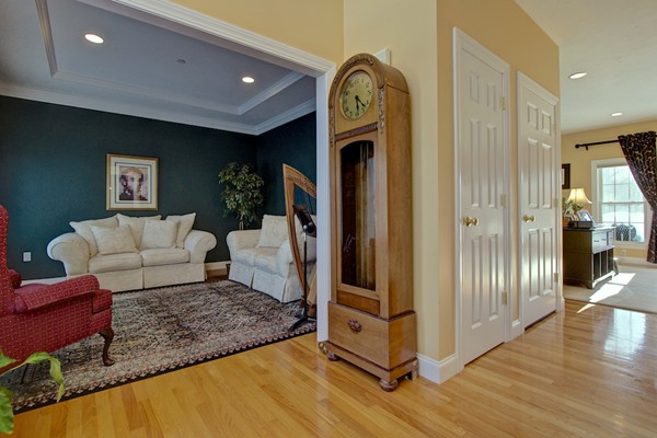 24 Rons Way Framingham, MA 01701 - Photo 3 of 27 Gallery Image 3
