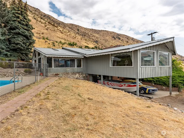 $750,000 | 4590 East Nahahum Canyon Road, Cashmere, WA 98815