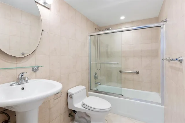 $1,825 | 2731 Northeast 14th Street Causeway, Unit 227, Pompano Beach, FL 33062