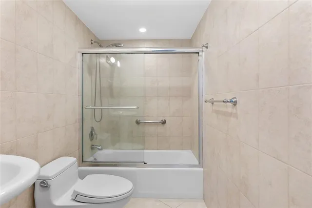 $1,825 | 2731 Northeast 14th Street Causeway, Unit 227, Pompano Beach, FL 33062