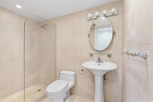 $1,825 | 2731 Northeast 14th Street Causeway, Unit 227, Pompano Beach, FL 33062