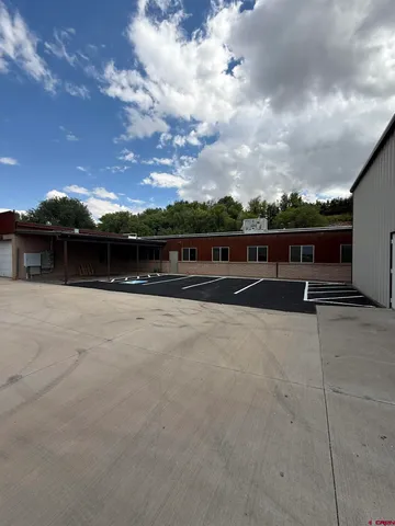 a view of a entrance gate of the house