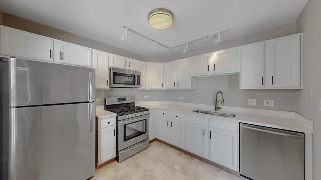 $2,350 | 1978 Gary Court, Unit B, Schaumburg, IL 60193