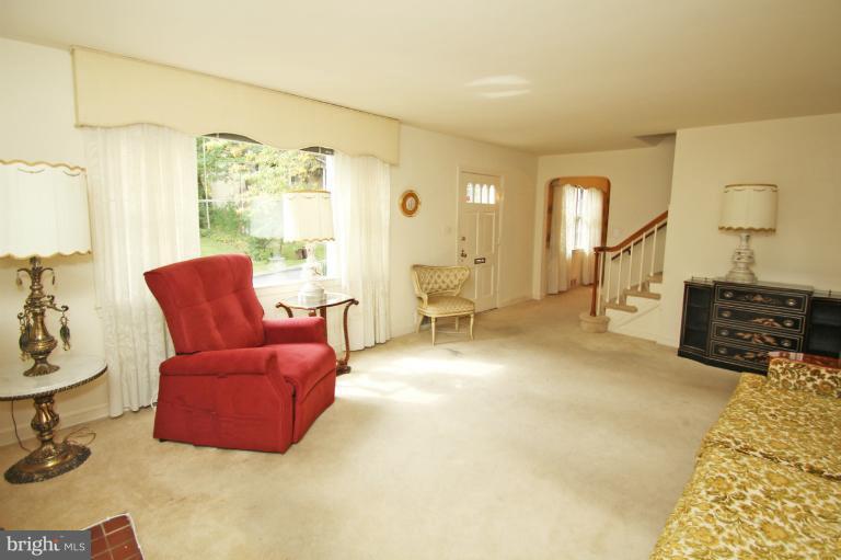 1505 Red Oak Drive Silver Spring, MD 20910 - Photo 22 of 27 Living Room