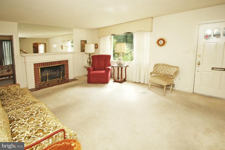 1505 Red Oak Drive Silver Spring, MD 20910 - Photo 5 of 27 Living Room