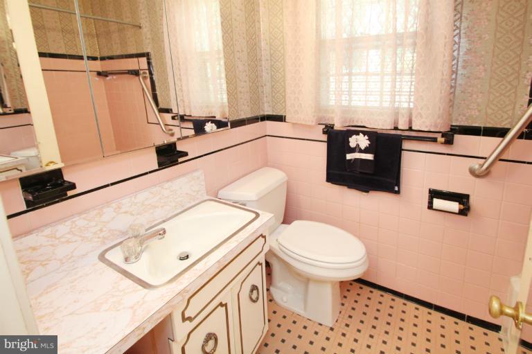 1505 Red Oak Drive Silver Spring, MD 20910 - Photo 7 of 27 Bath