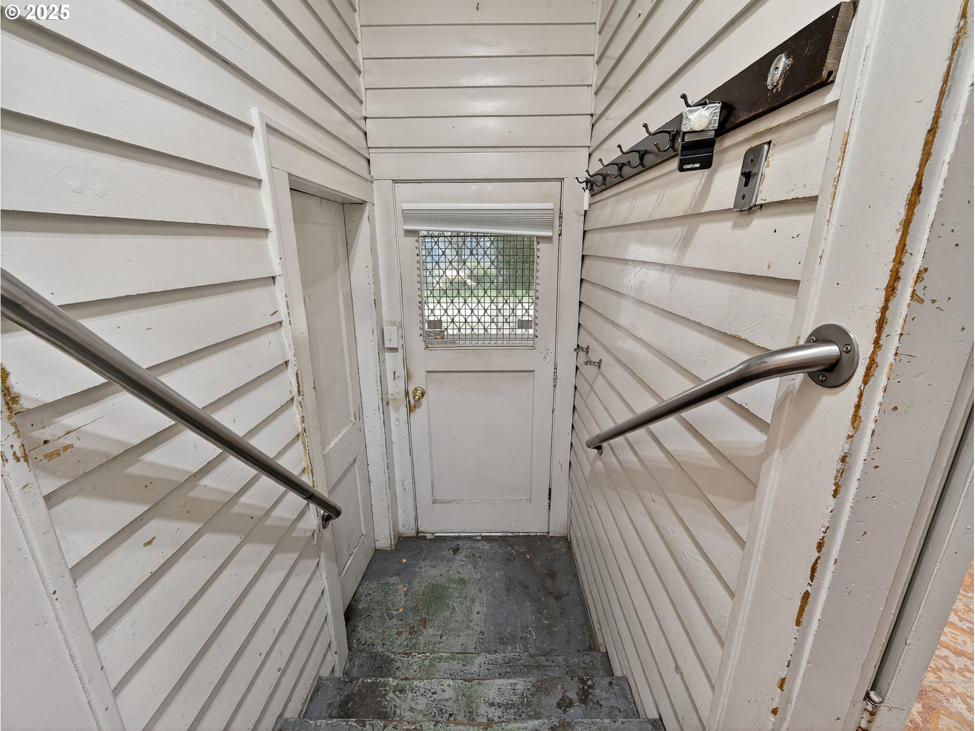 18515 Southeast River Road Milwaukie, OR 97267 - Photo 31 of 41 a view of entryway