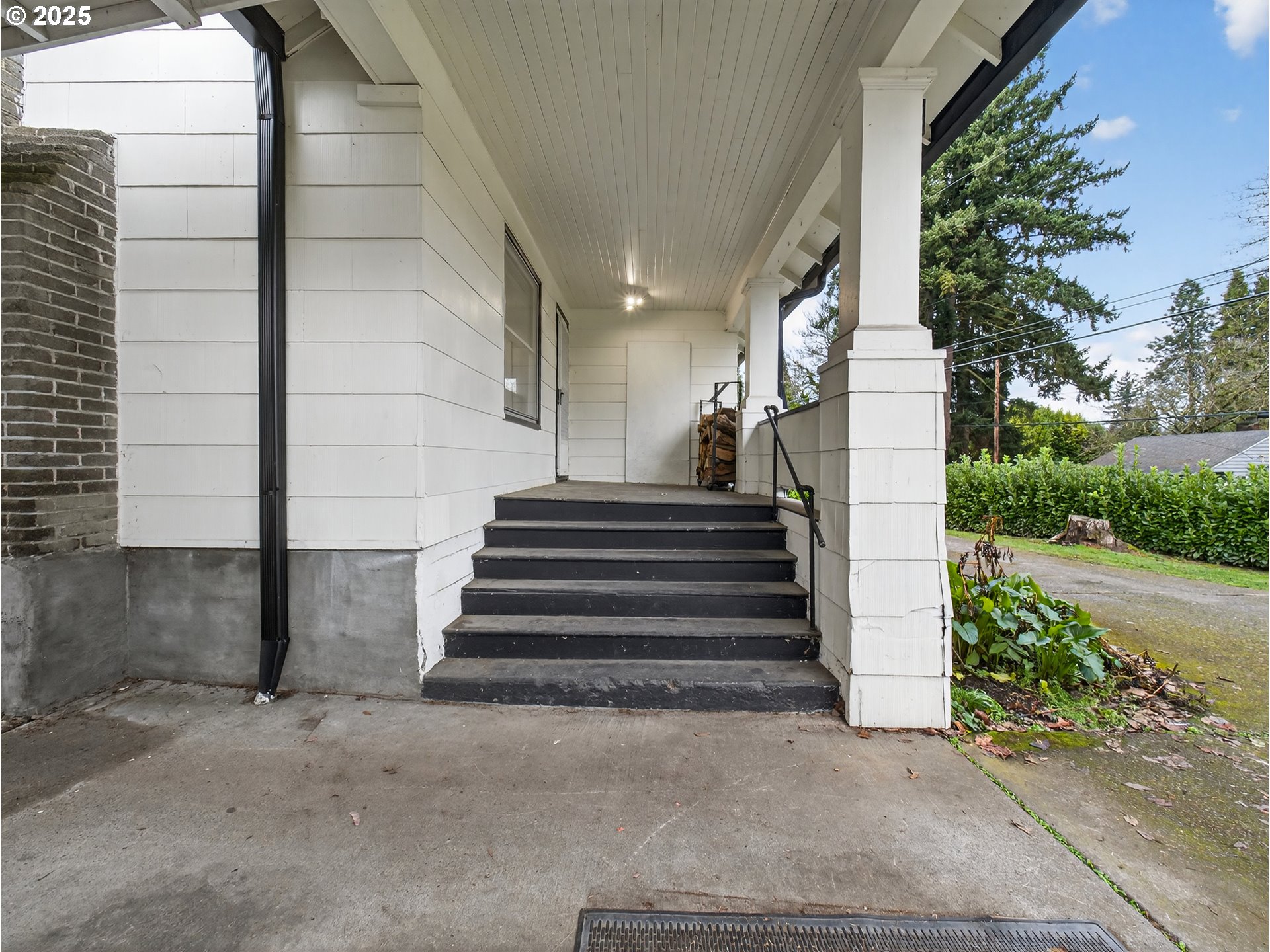 18515 Southeast River Road Milwaukie, OR 97267 - Photo 4 of 41 a view of entryway with a garden