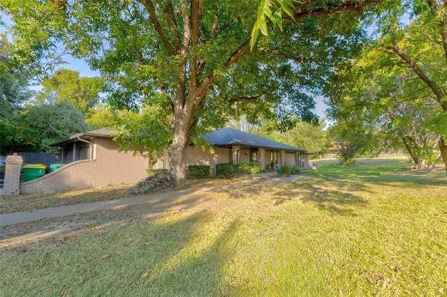 a view of a house with basketball court