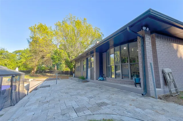 a view of a house with backyard and porch