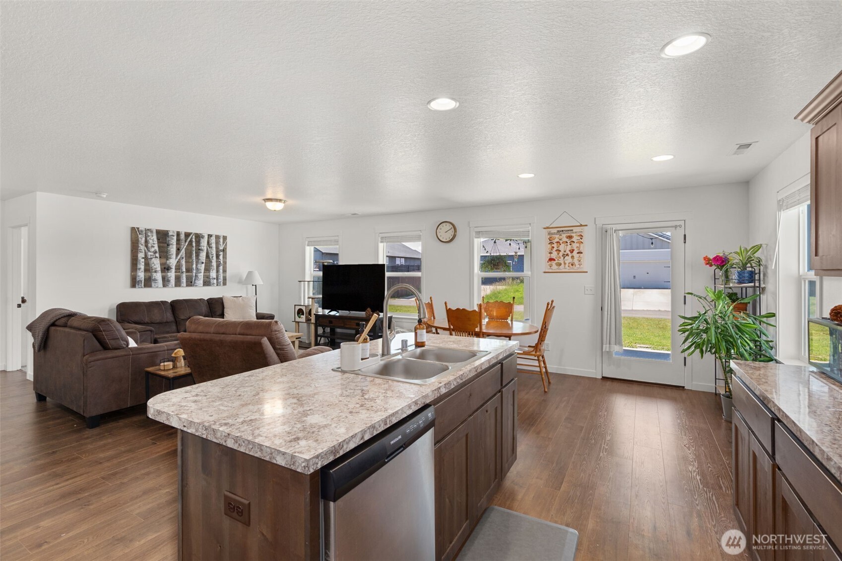401 Cardinal Avenue Winlock, WA 98596 - Photo 11 of 39 a living room with furniture and a flat screen tv