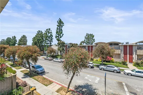 $6,000 | 4745 La Villa Marina, Unit J, Marina del Rey, CA 90292