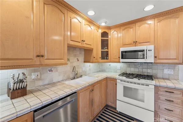 $6,000 | 4745 La Villa Marina, Unit J, Marina del Rey, CA 90292