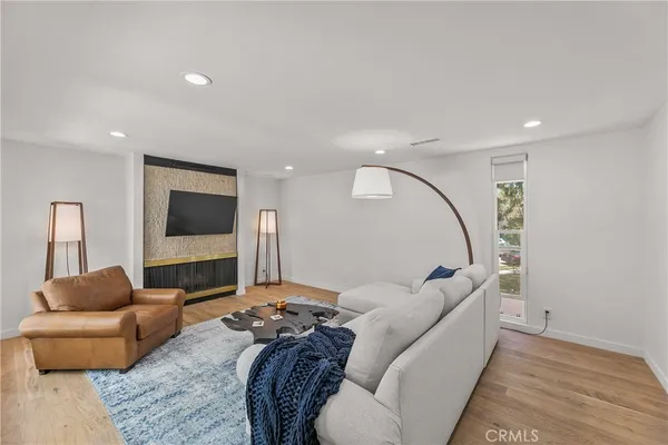 $6,000 | 4745 La Villa Marina, Unit J, Marina del Rey, CA 90292