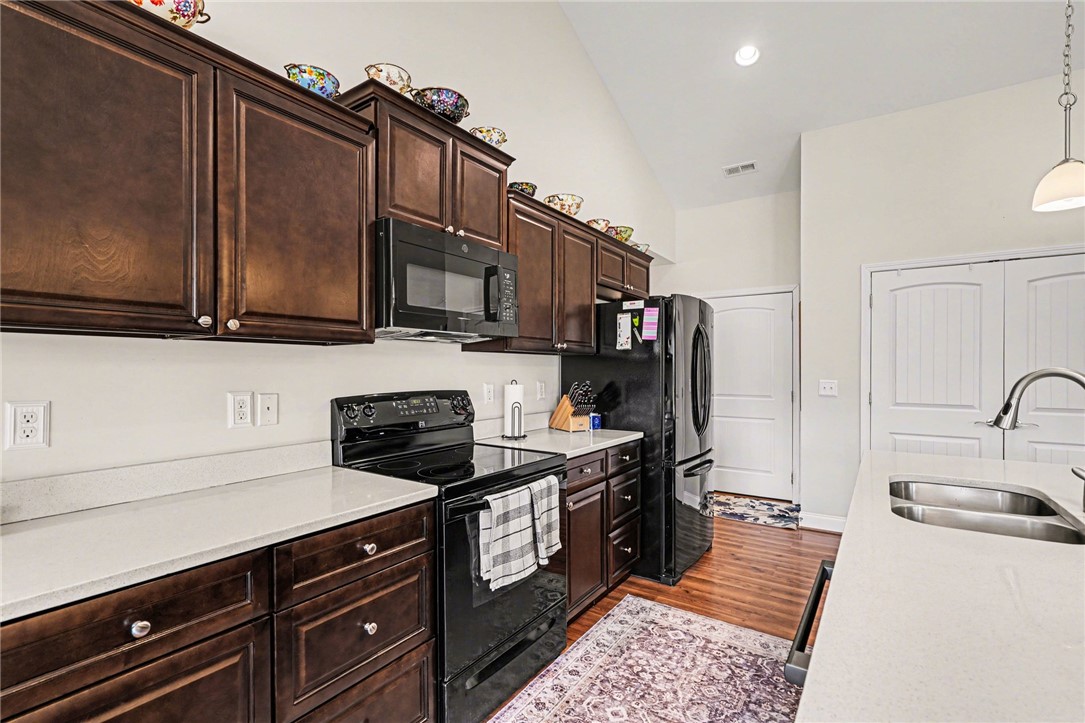 125 Apple Grove Drive Inman, SC 29349 - Photo 9 of 19 This kitchen offers sleek countertops, ample cabinetry, and modern appliances for culinary pursuits.
