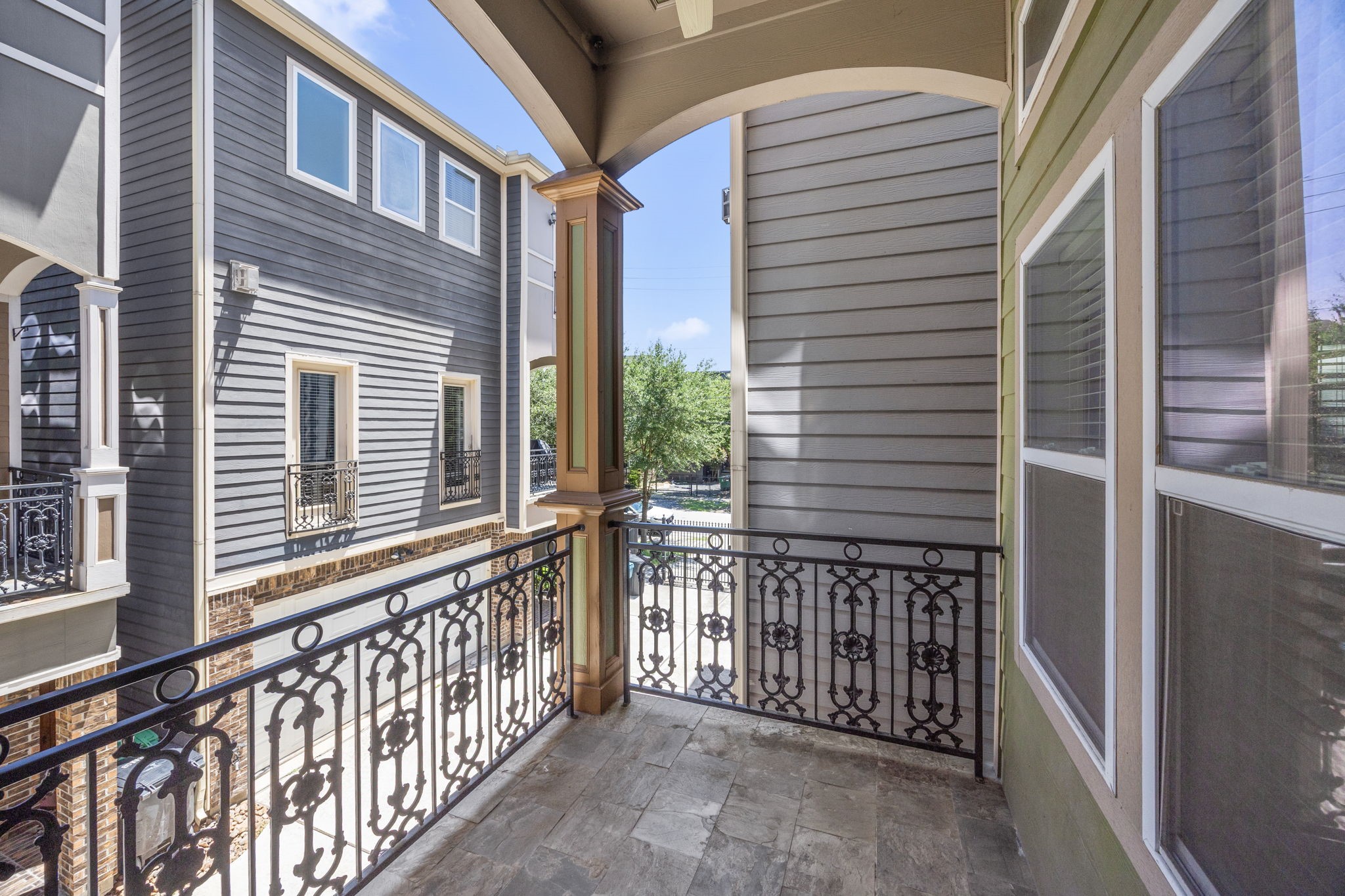 619 Rutland Street, Unit B Houston, TX 77007 - Photo 16 of 33 a view of a house with a large window