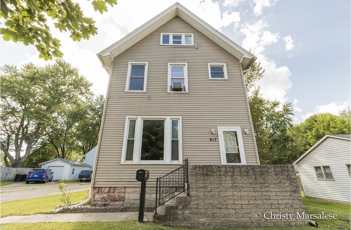 917 South Bridge Street Belding, MI 48809 - Photo 4 of 69 IMG_5731