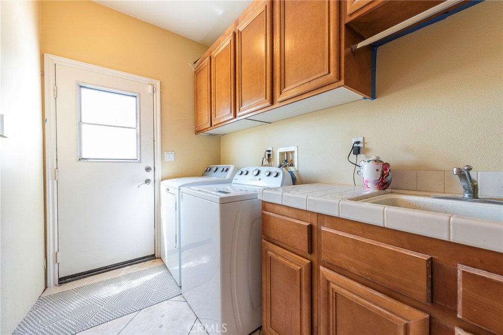 10281 Hillside Road Rancho Cucamonga, CA 91737 - Photo 34 of 60 a utility room with sink dryer and washer