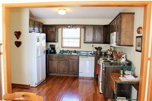 1077 Gnat Hill Road Manchester, TN 37355 - Photo 5 of 20 Kitchen w appliance's*hardwood floors*