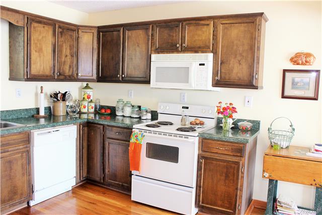 1077 Gnat Hill Road Manchester, TN 37355 - Photo 6 of 20 Kitchen w/ appliances.