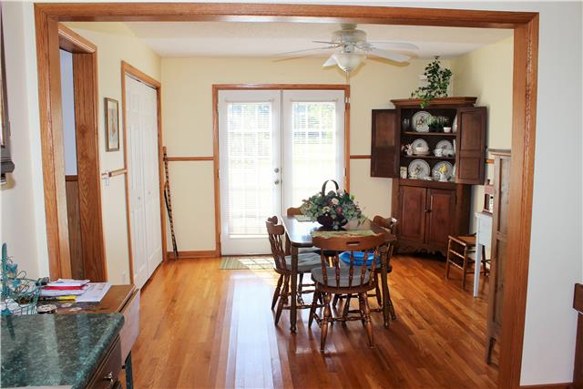 1077 Gnat Hill Road Manchester, TN 37355 - Photo 7 of 20 Eat in w/ hardwood floors.