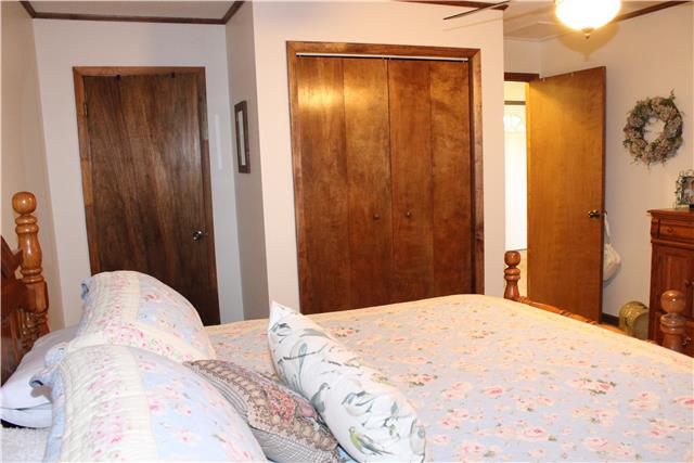 1077 Gnat Hill Road Manchester, TN 37355 - Photo 8 of 20 Master bedroom w/ huge closet*new carpet*.