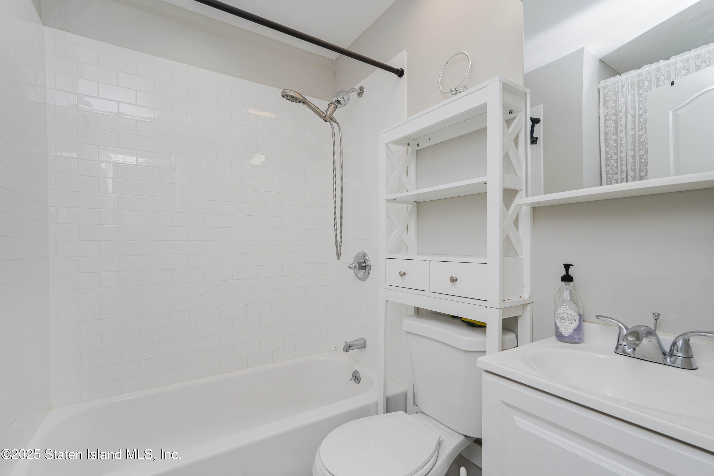 28 Lorraine Loop Staten Island, NY 10309 - Photo 12 of 20 Photo Feb 20 2025, 6 51 20 PM