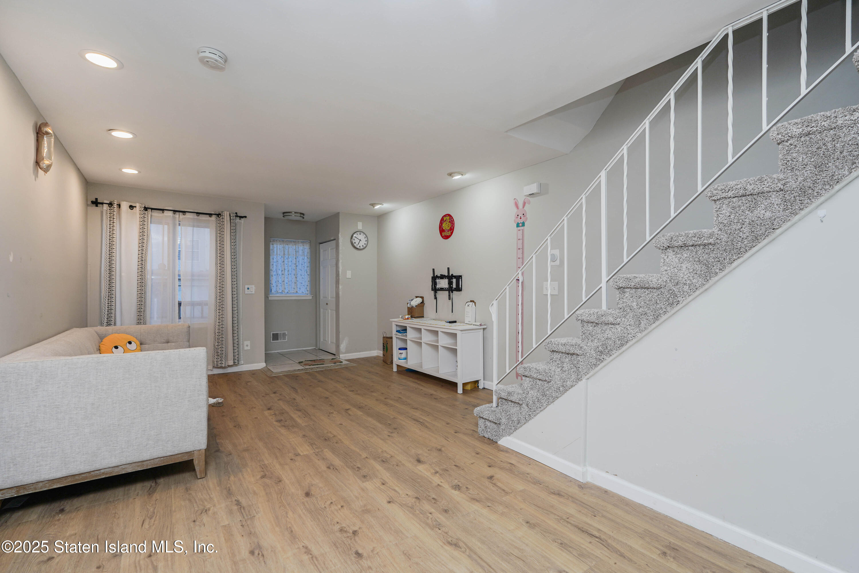 28 Lorraine Loop Staten Island, NY 10309 - Photo 7 of 20 Photo Feb 20 2025, 6 50 19 PM