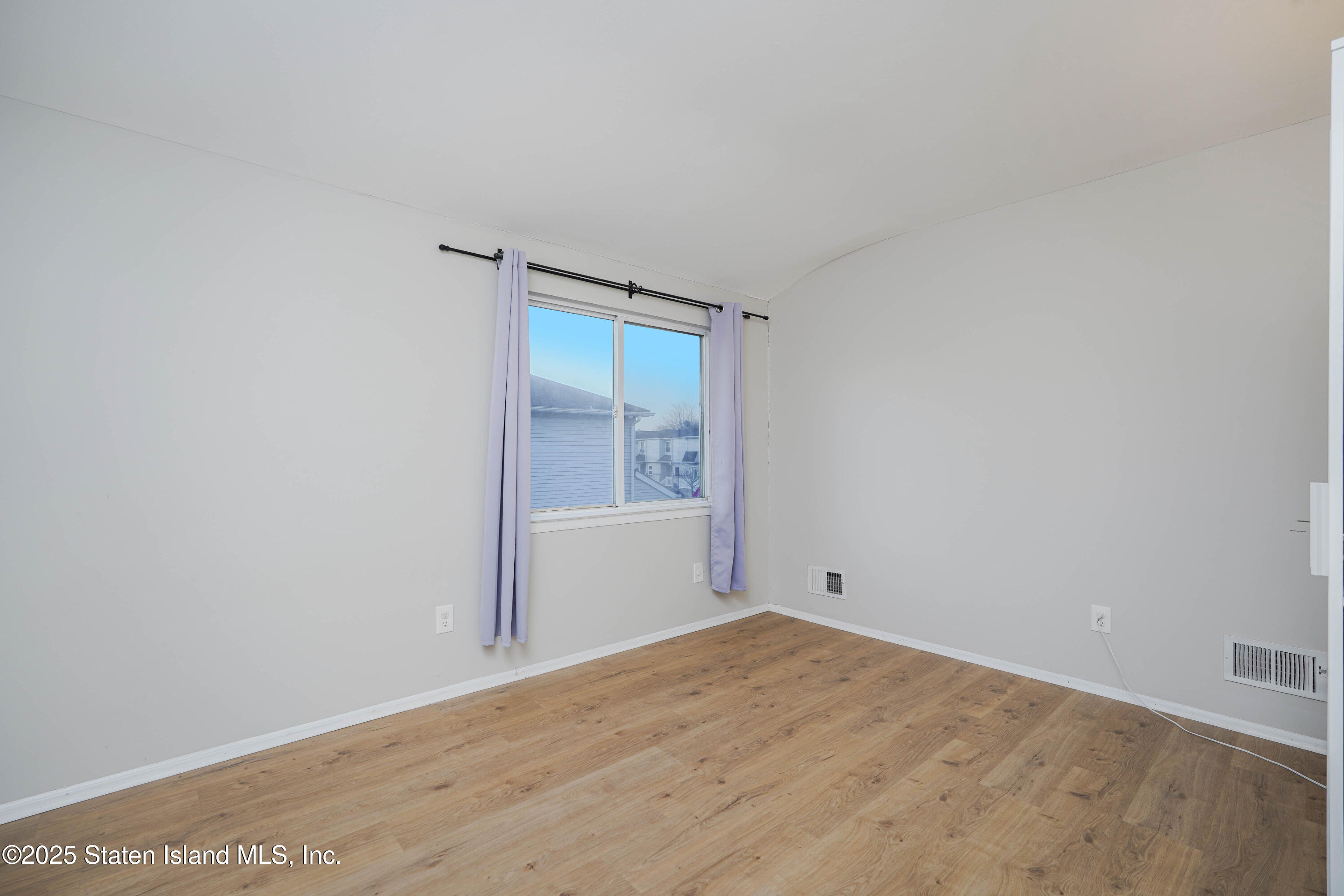 28 Lorraine Loop Staten Island, NY 10309 - Photo 10 of 20 Photo Feb 20 2025, 6 51 00 PM