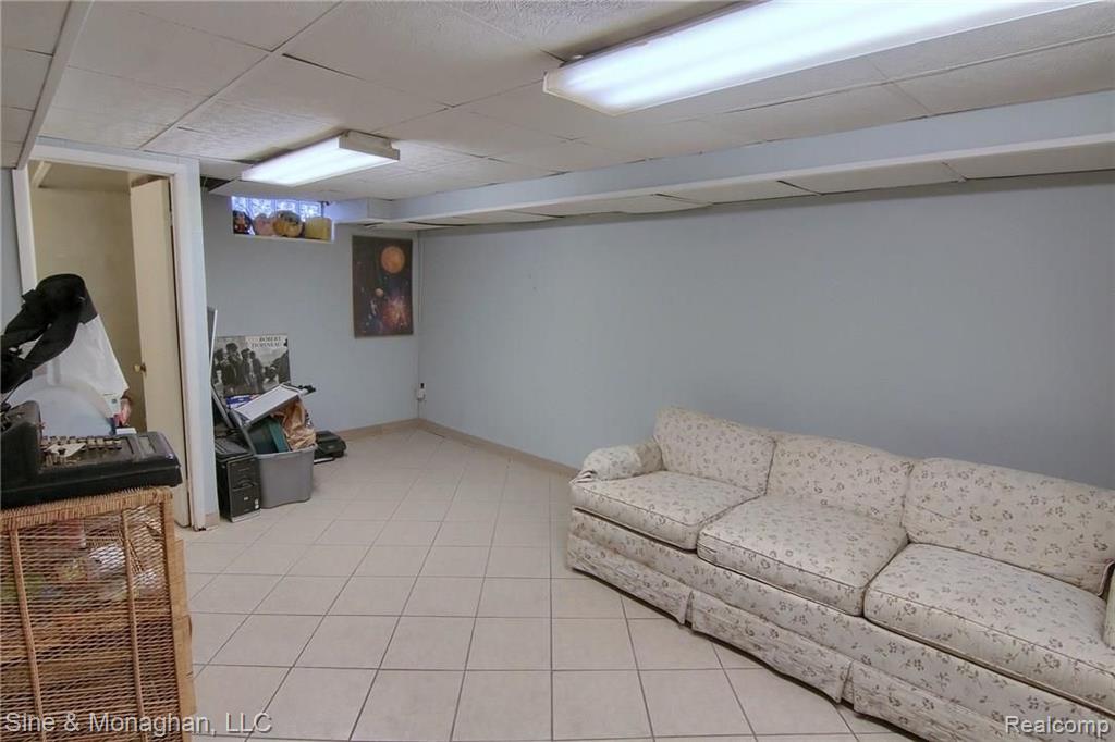 951 Roslyn Road Grosse Pointe Woods, MI 48236 - Photo 21 of 29
