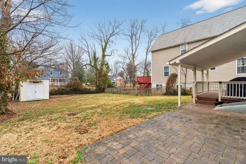 a view of a yard with a house