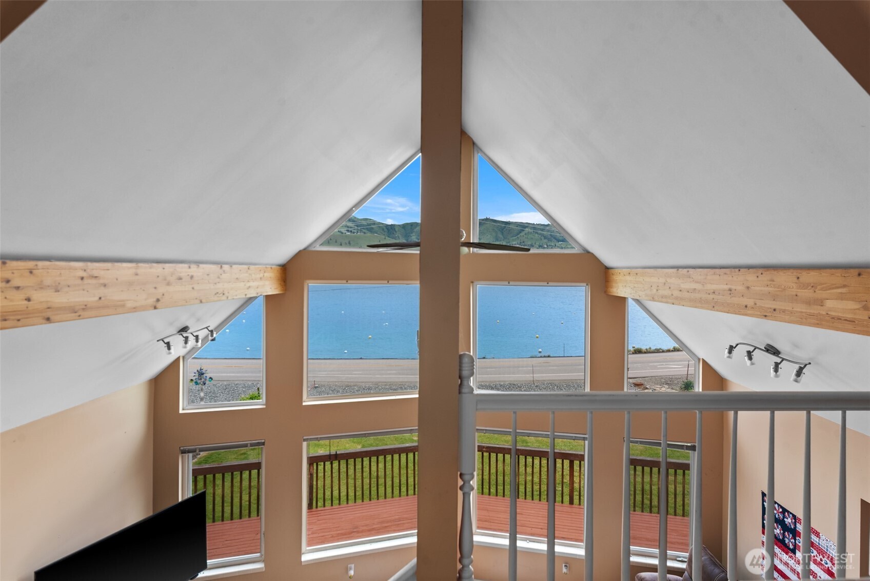 111 Eldorado Way Chelan, WA 98816 - Photo 18 of 40